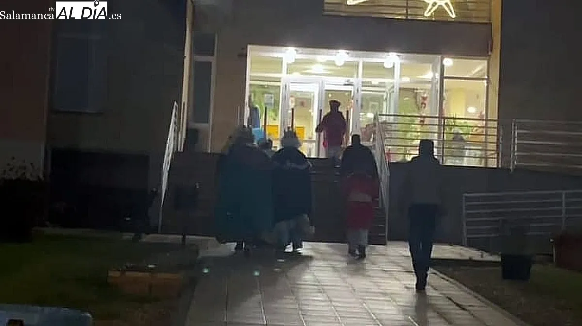 Los reyes Magos llegaron a Vitigudino a sendos coches oficiales en lugar de hacerlo en carroza debido a la lluvia / CORRAL 