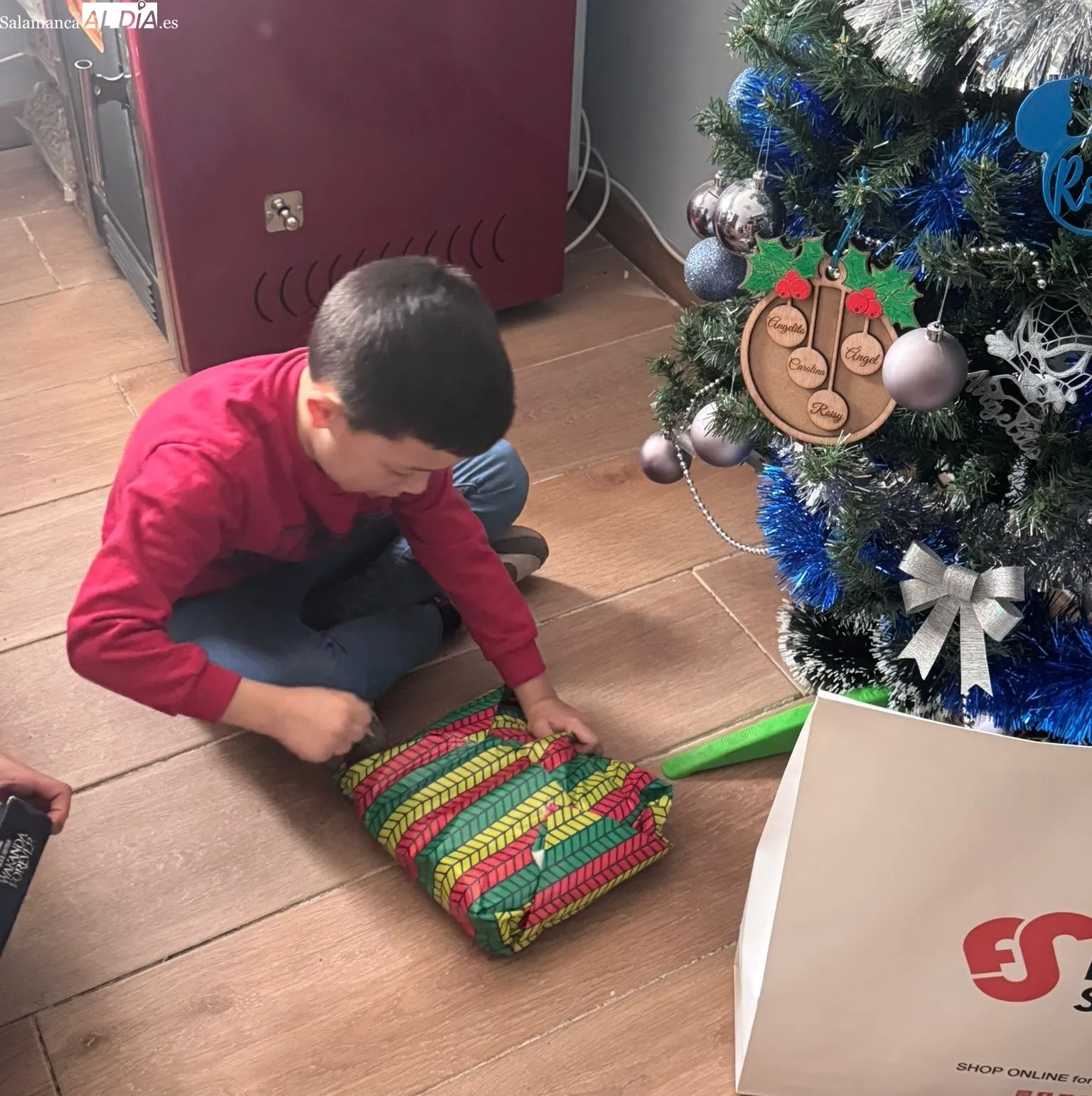 Niños salmantinos junto a sus regalos de Reyes | Fotos cedidas