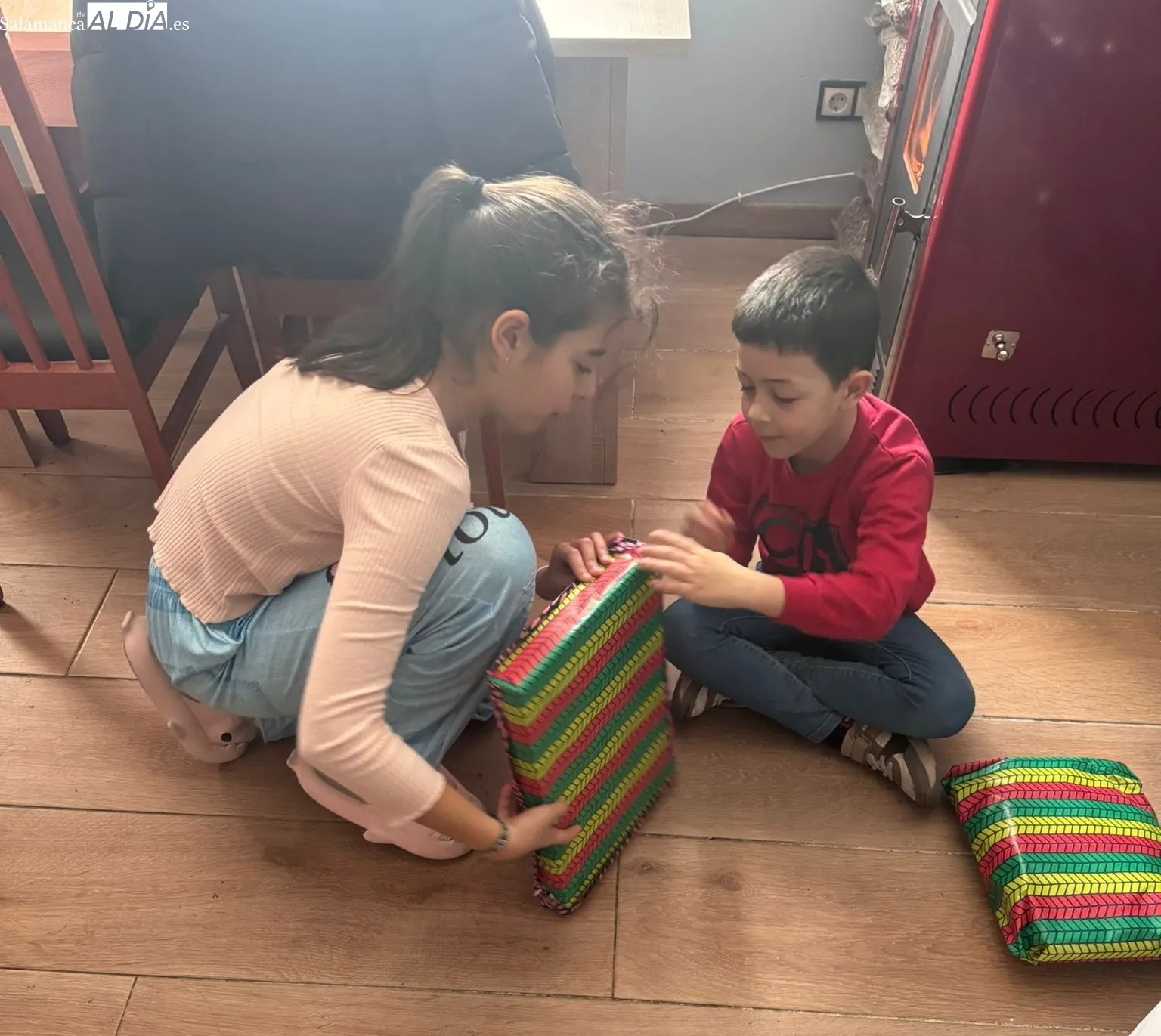 Niños salmantinos junto a sus regalos de Reyes | Fotos cedidas