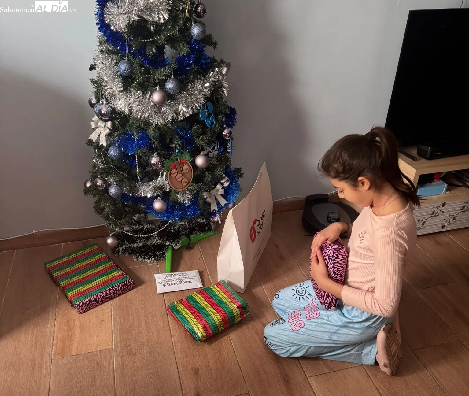 Niños salmantinos junto a sus regalos de Reyes | Fotos cedidas