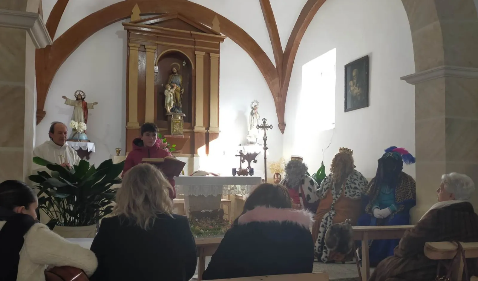 Foto 2 - Valdecarpinteros recibe a los Reyes Magos en el cierre de su amplia ruta por la comarca