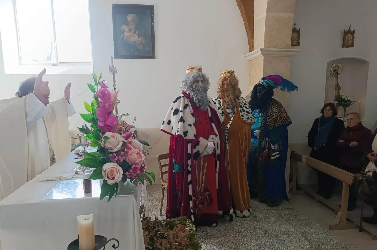Foto 3 - Valdecarpinteros recibe a los Reyes Magos en el cierre de su amplia ruta por la comarca