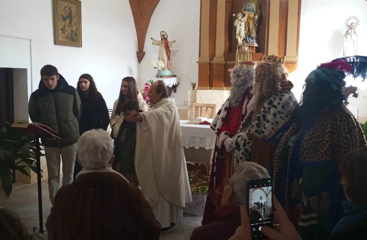 Foto 4 - Valdecarpinteros recibe a los Reyes Magos en el cierre de su amplia ruta por la comarca