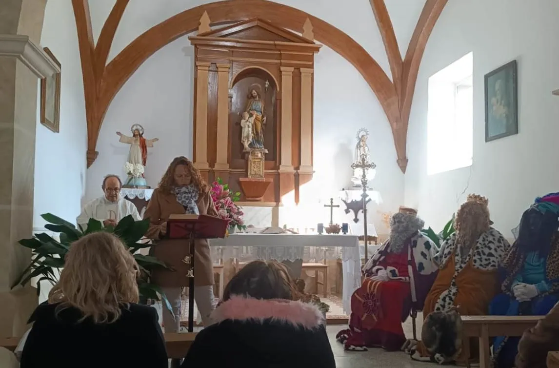 Foto 6 - Valdecarpinteros recibe a los Reyes Magos en el cierre de su amplia ruta por la comarca