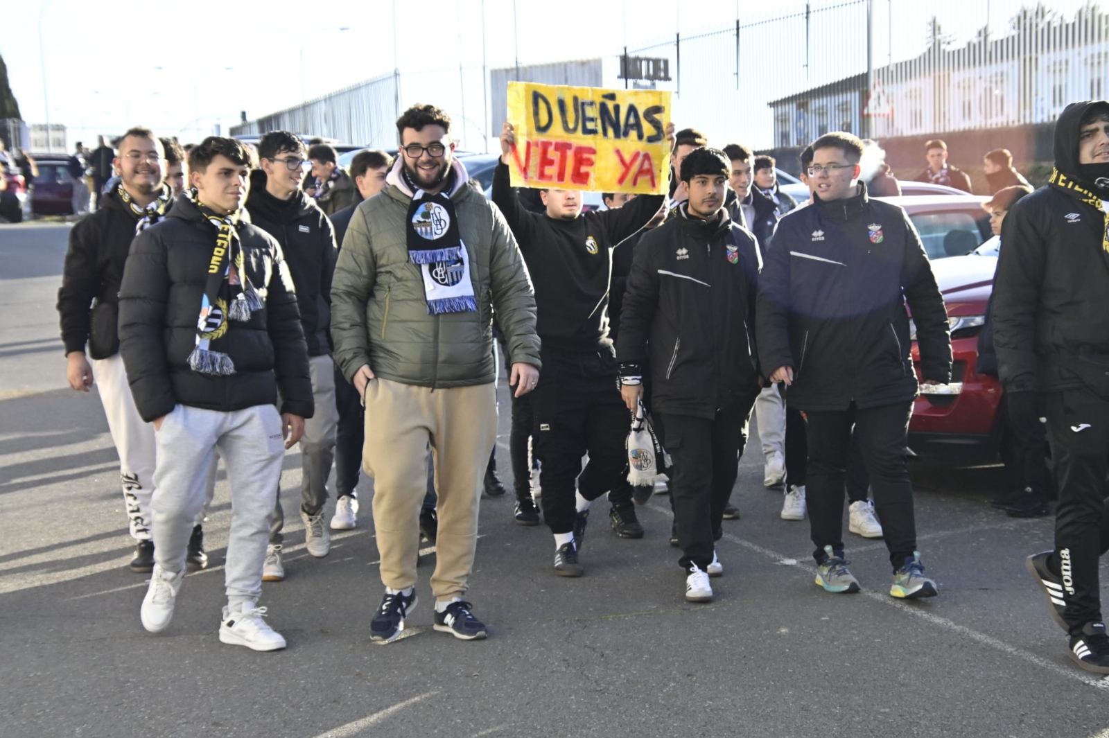 Así ha sido la protesta de la afición del Salamanca UDS contra Rafa Dueñas (FOTOS Y VÍDEO)