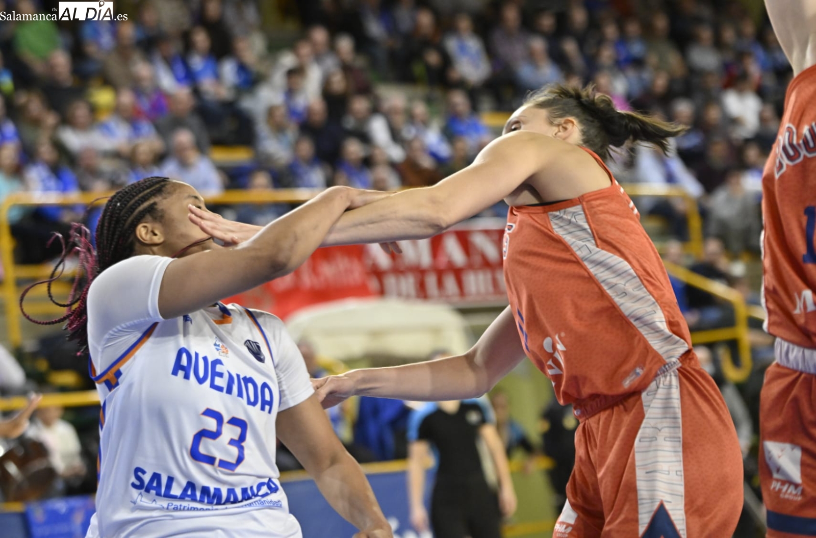 El Perfumerías Avenida se despide de la Euroliga con honores ante el pésimo arbitraje y la polémica del brote con el Bourges (51-62)