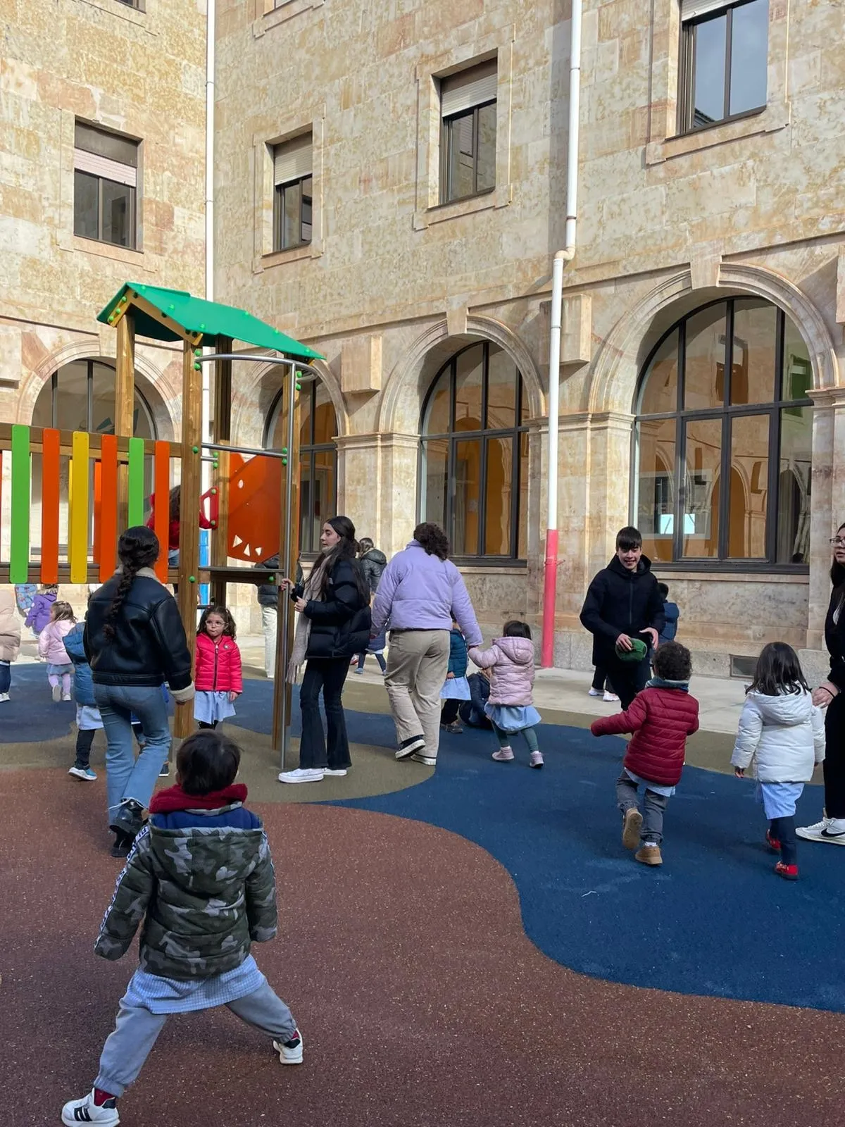 Foto 3 - Los alumnos del Colegio San Agust&iacute;n celebran el D&iacute;a de la Paz con un emotivo acto de hermanamiento
