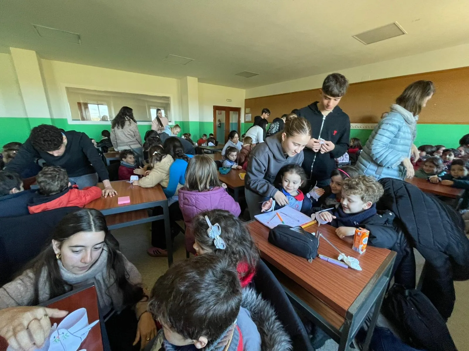 Foto 2 - Los alumnos del Colegio San Agust&iacute;n celebran el D&iacute;a de la Paz con un emotivo acto de hermanamiento
