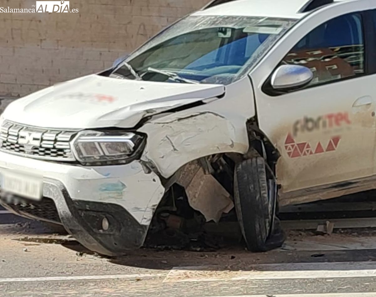 Colisión de un bus urbano y un turismo en la Carretera de Ledesma