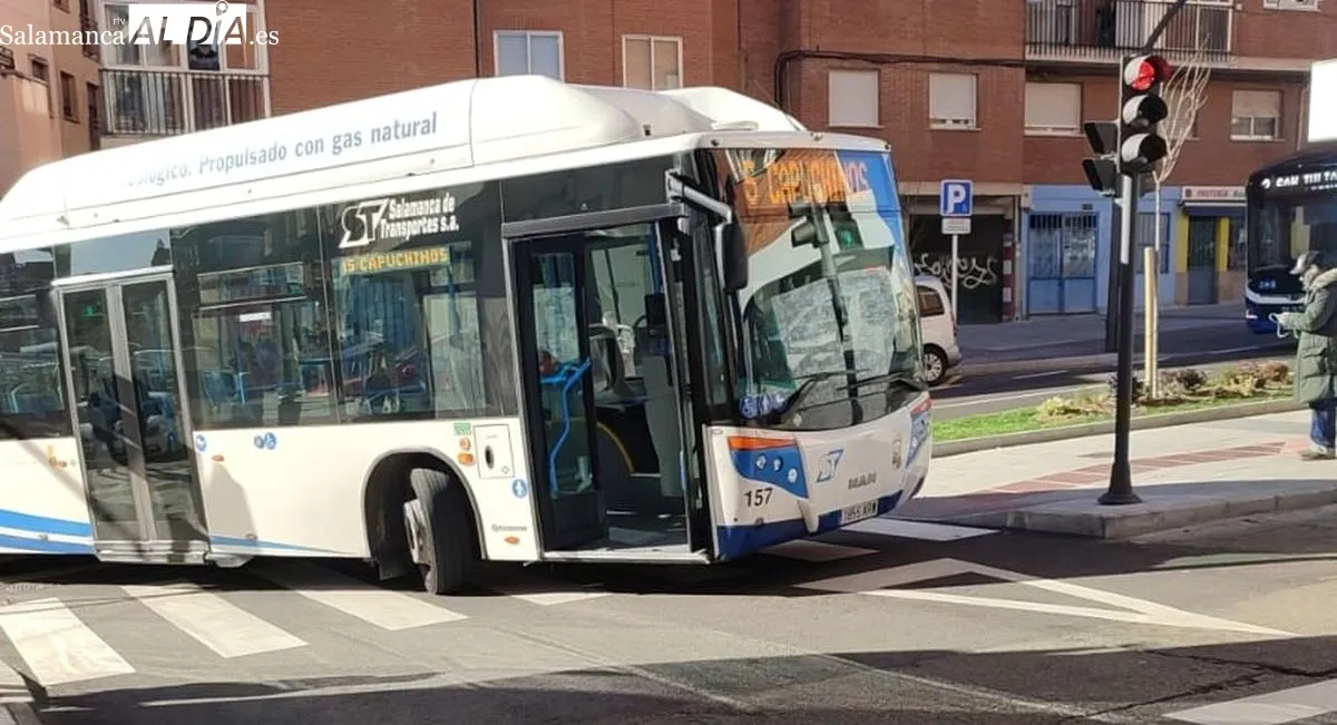 Bus con el que chocaba el turismo en la Carretera de Ledesma