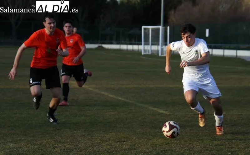Foto 4 - El Alba de Tormes CF gana al Ciudad Rodrigo CF con solvencia (4-0)