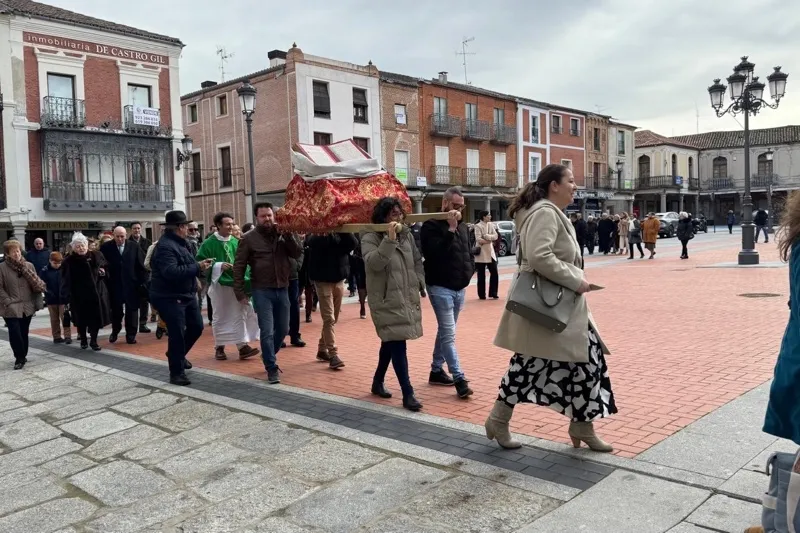 Foto 7 - Multitud de fieles participa en las celebraciones parroquiales del Domingo de la Palabra de Dios