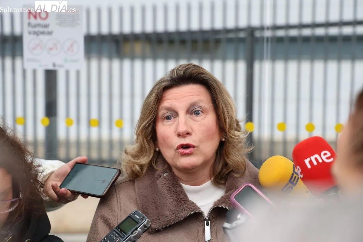 Presentación de esta campaña de espacios sin humo frente al Hospital de Salamanca. Foto de David Sañudo