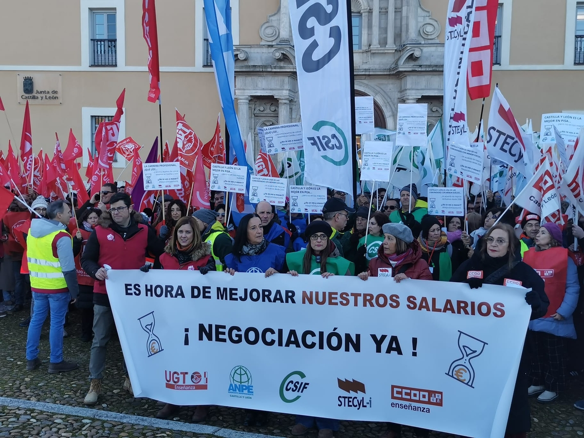 Manifestación del profesorado de Castilla y León por la mejora del salario 