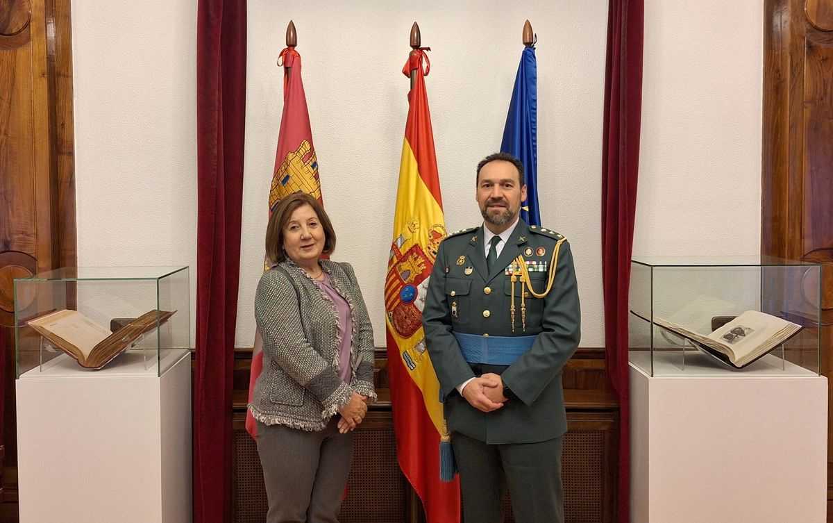 El coronel jefe de la Guardia Civil de Salamanca se despide de la subdelegada del Gobierno