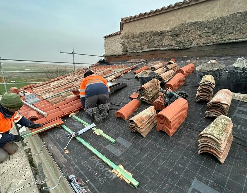 Foto 5 - La Cofrad&iacute;a de la Virgen de Otero invierte 7.000 euros en mejoras de la ermita