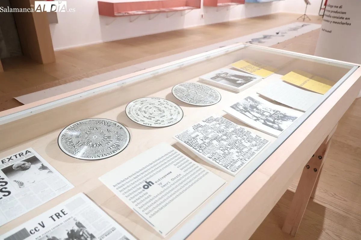 Exposición 'La música hecha pedazos. Arte sonoro bajo la alargada sombra de FLUXUS' en el  Centro Internacional del Español, en la plaza de los Bandos. Foto de David Sañudo