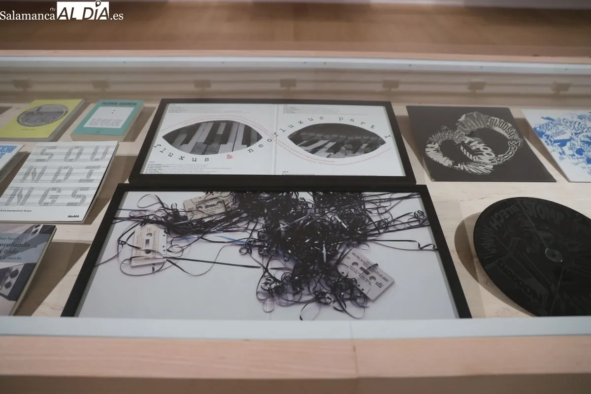 Exposición 'La música hecha pedazos. Arte sonoro bajo la alargada sombra de FLUXUS' en el  Centro Internacional del Español, en la plaza de los Bandos. Foto de David Sañudo