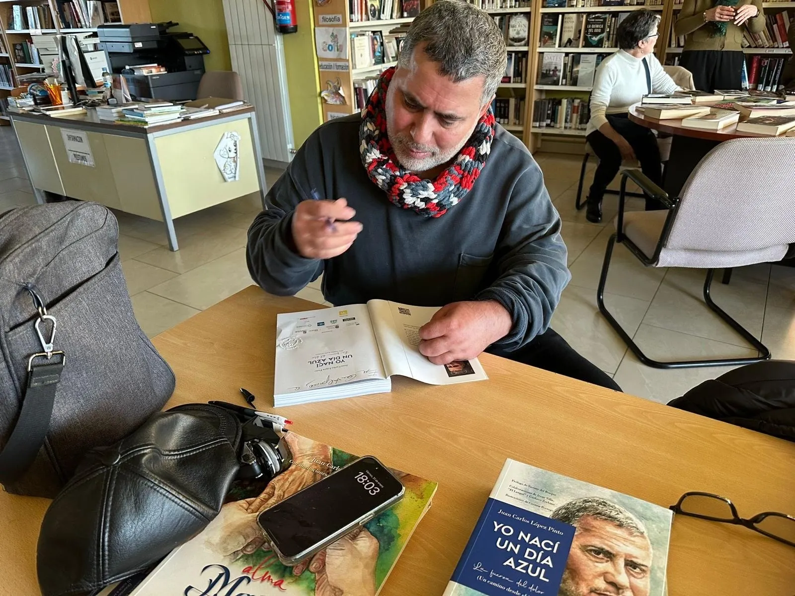 Foto 5 - Los m&aacute;s de 800 socios de la biblioteca de Cantalpino ya pueden acceder a &lsquo;Yo nac&iacute; un d&iacute;a azul&rsquo; el personal relato de Juan Carlos L&oacute;pez Pinto