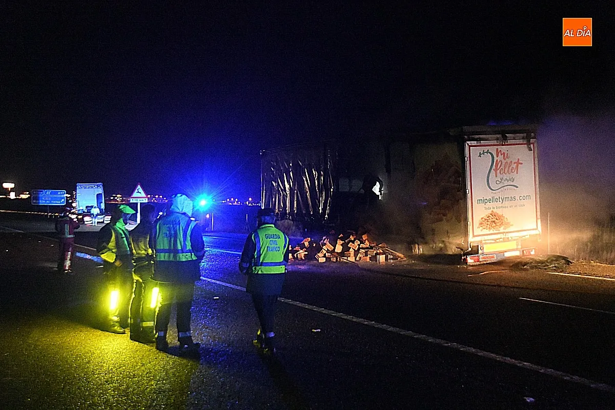 Foto 2 - Echa a arder un cami&oacute;n en plena A-62 a la altura de Mart&iacute;n de Yeltes