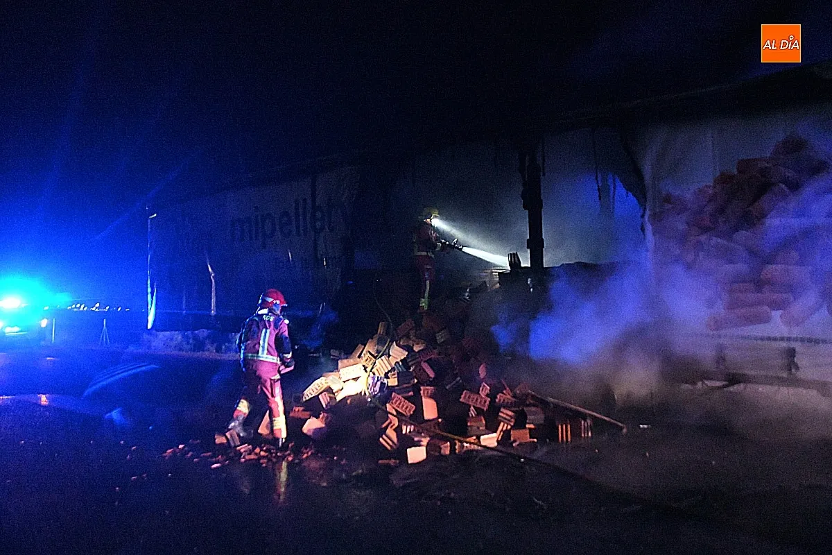 Foto 4 - Echa a arder un cami&oacute;n en plena A-62 a la altura de Mart&iacute;n de Yeltes