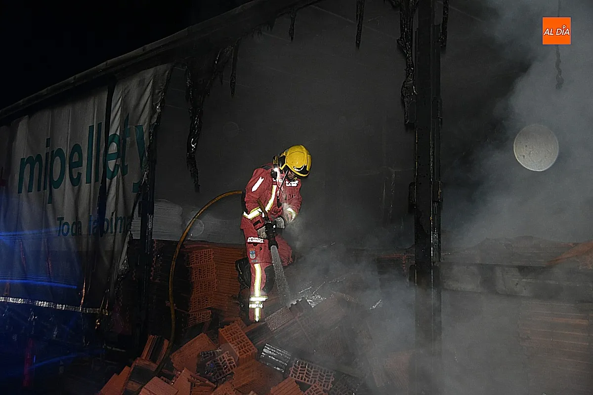 Foto 6 - Echa a arder un cami&oacute;n en plena A-62 a la altura de Mart&iacute;n de Yeltes