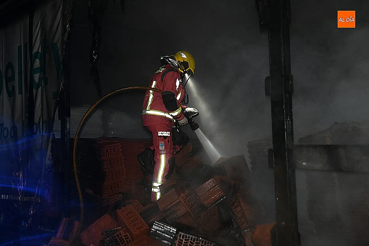 Foto 8 - Echa a arder un cami&oacute;n en plena A-62 a la altura de Mart&iacute;n de Yeltes