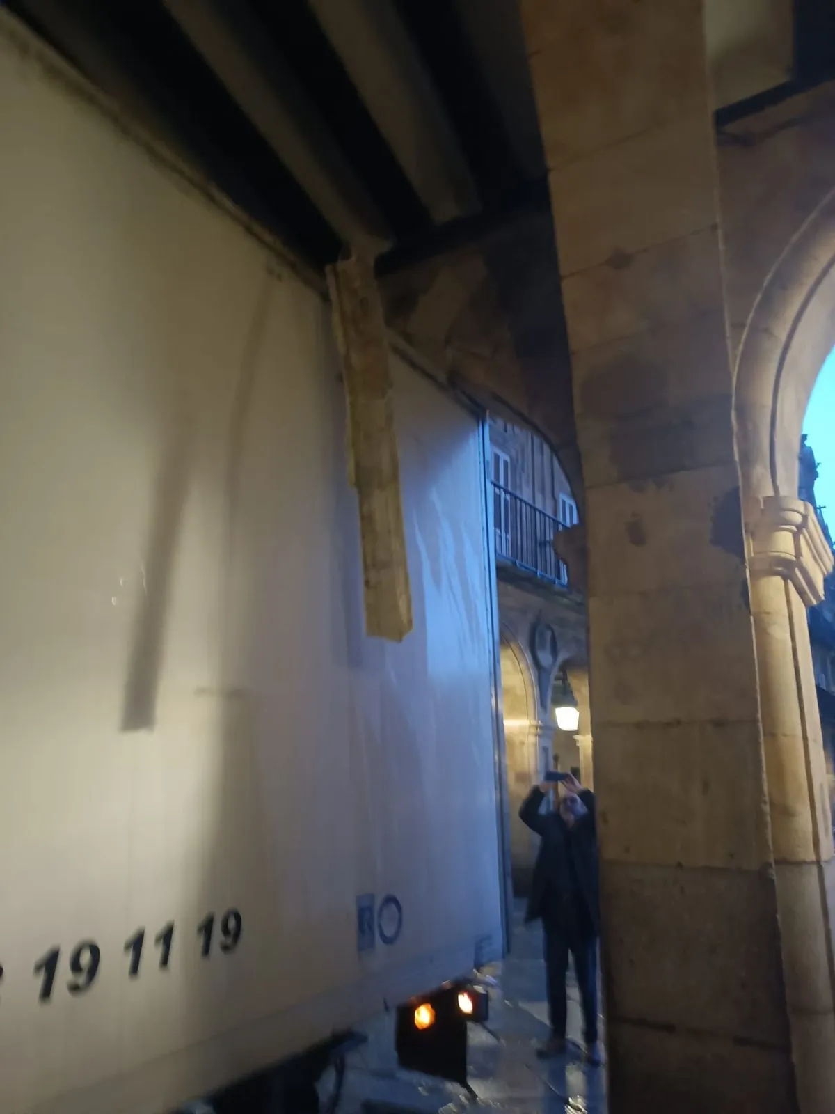 Un camión queda encajado en el arco de la Plaza Mayor que da acceso a la calle Toro