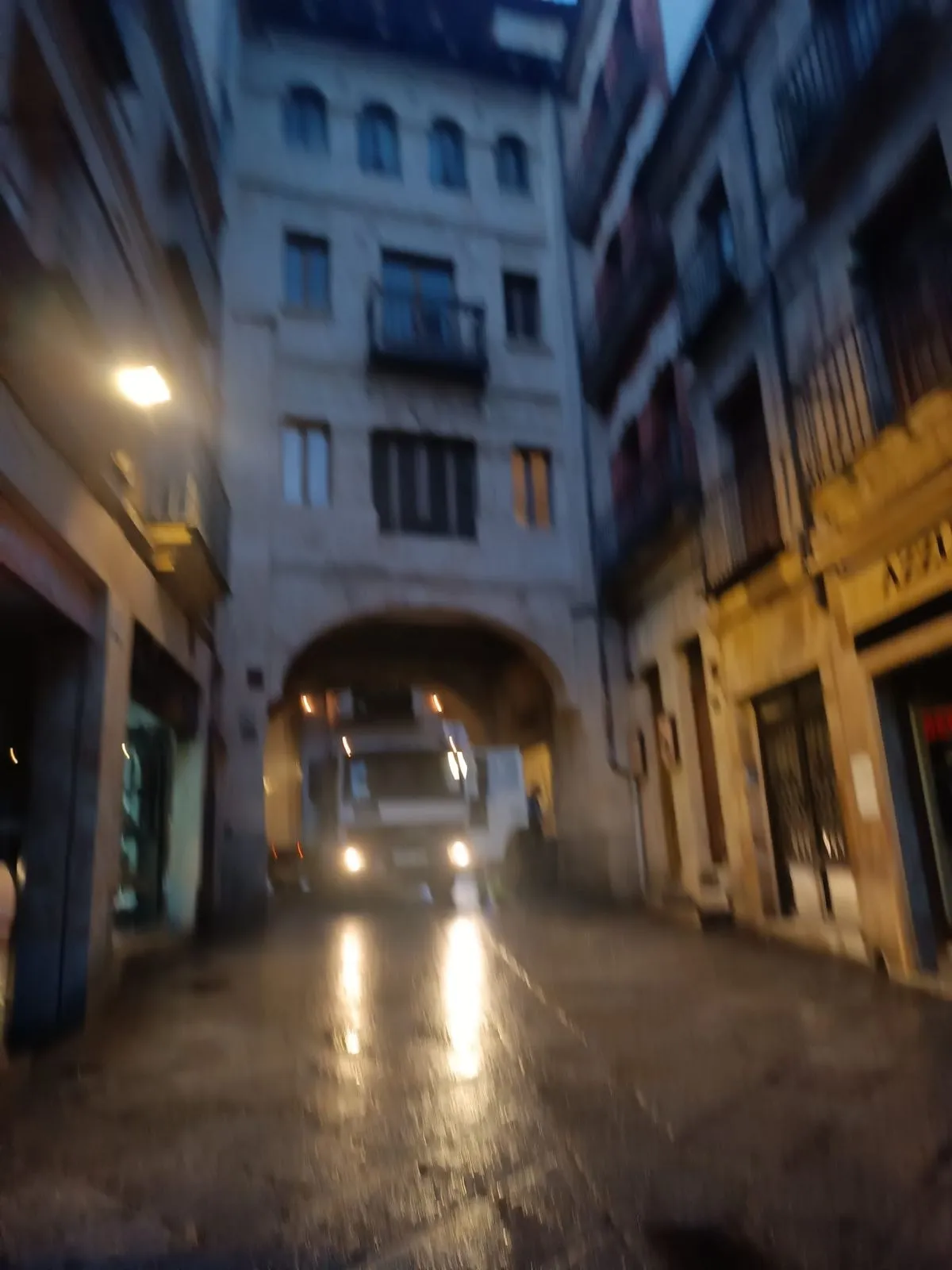 Un camión queda encajado en el arco de la Plaza Mayor que da acceso a la calle Toro