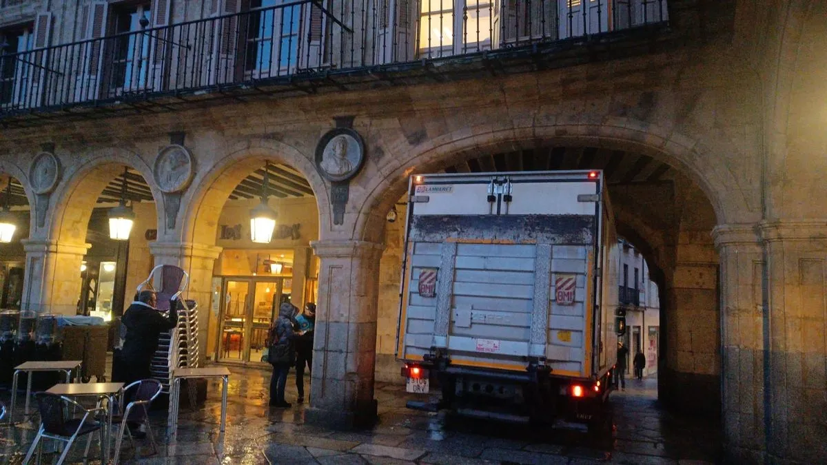 Un camión queda encajado en el arco de la Plaza Mayor que da acceso a la calle Toro
