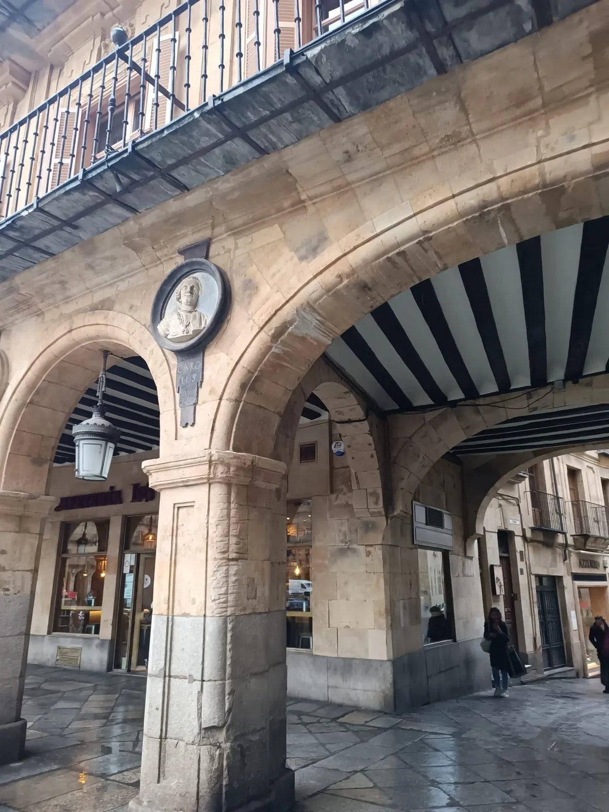 Destrozos en el arco de la Plaza Mayor que da acceso a la calle Toro, tras el paso de un camión