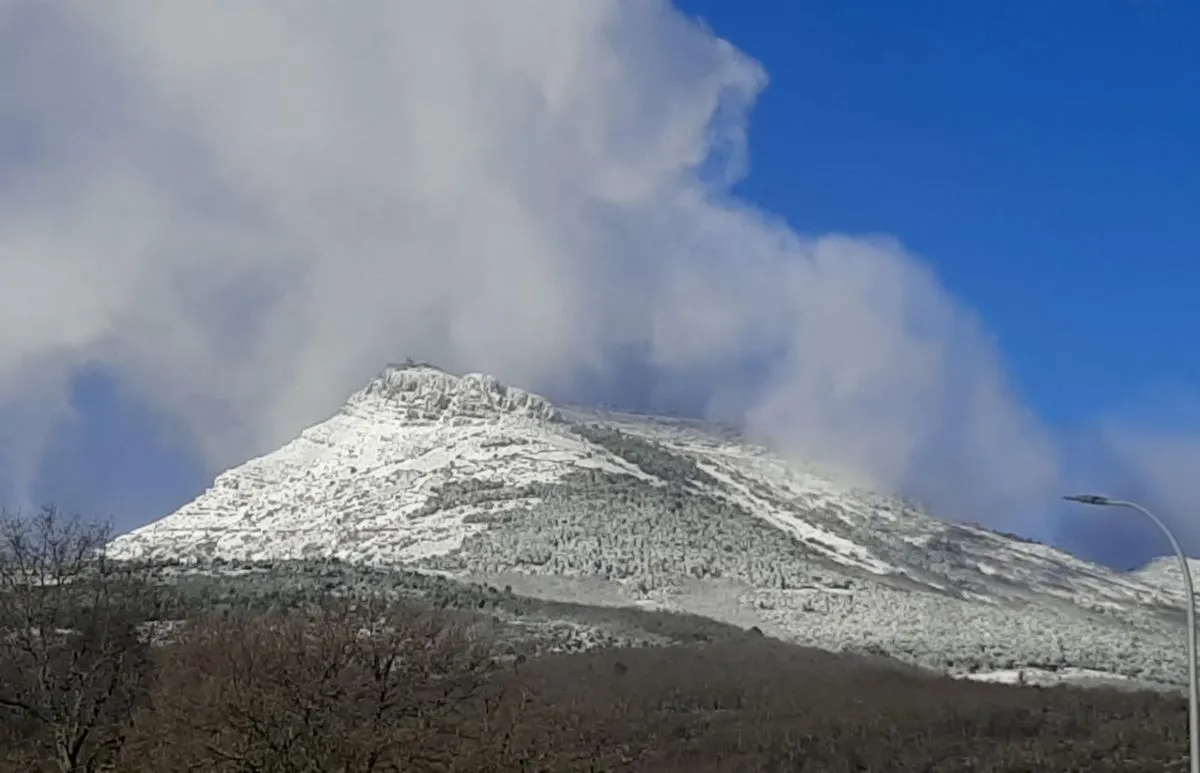 Nieve, este martes, en la Sierra de Francia. Foto publicada por METEOYAYI, cedido por Juanjo