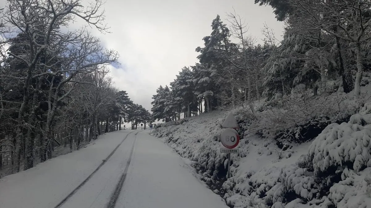 Nieve, este martes, en la Sierra de Francia. Foto publicada por METEOYAYI, cedido por Juanjo