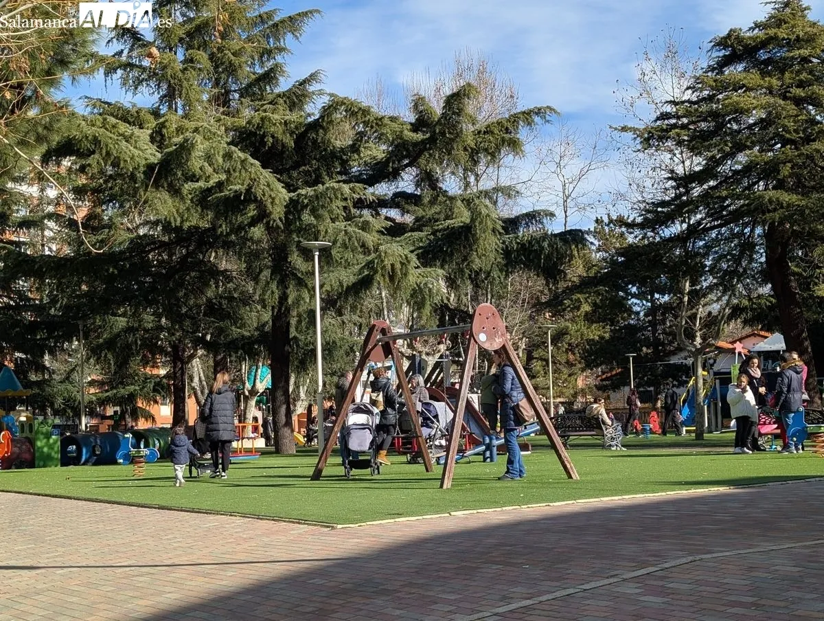 Distintos parques infantiles y terrazas del centro en esta mañana de domingo. Foto: David Sañudo