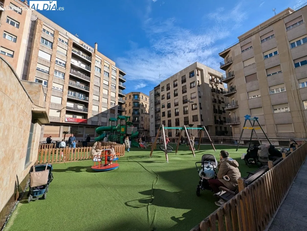 Distintos parques infantiles y terrazas del centro en esta mañana de domingo. Foto: David Sañudo