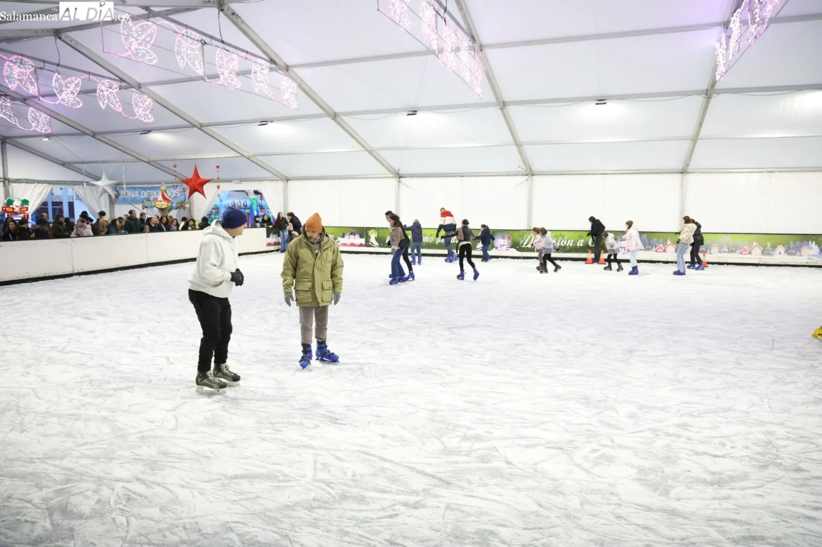 Salmantinos en la pista de hielo | Fotos: David Sañudo