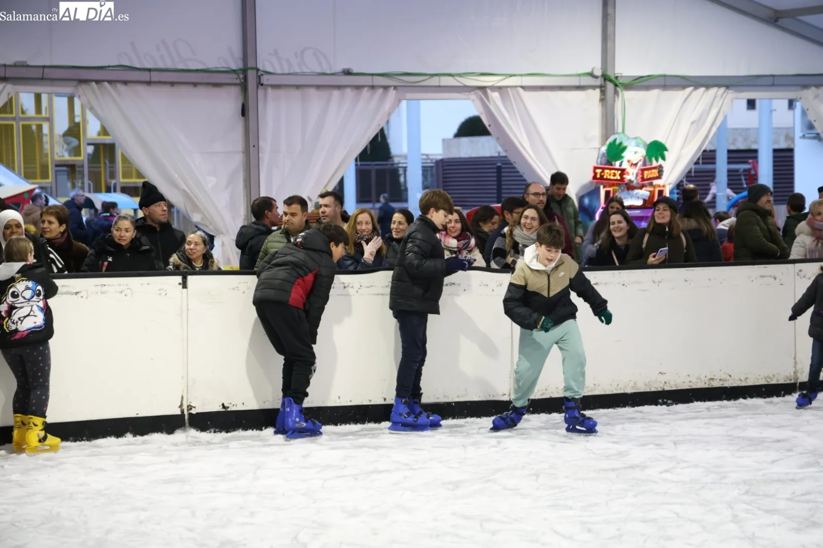Salmantinos en la pista de hielo | Fotos: David Sañudo