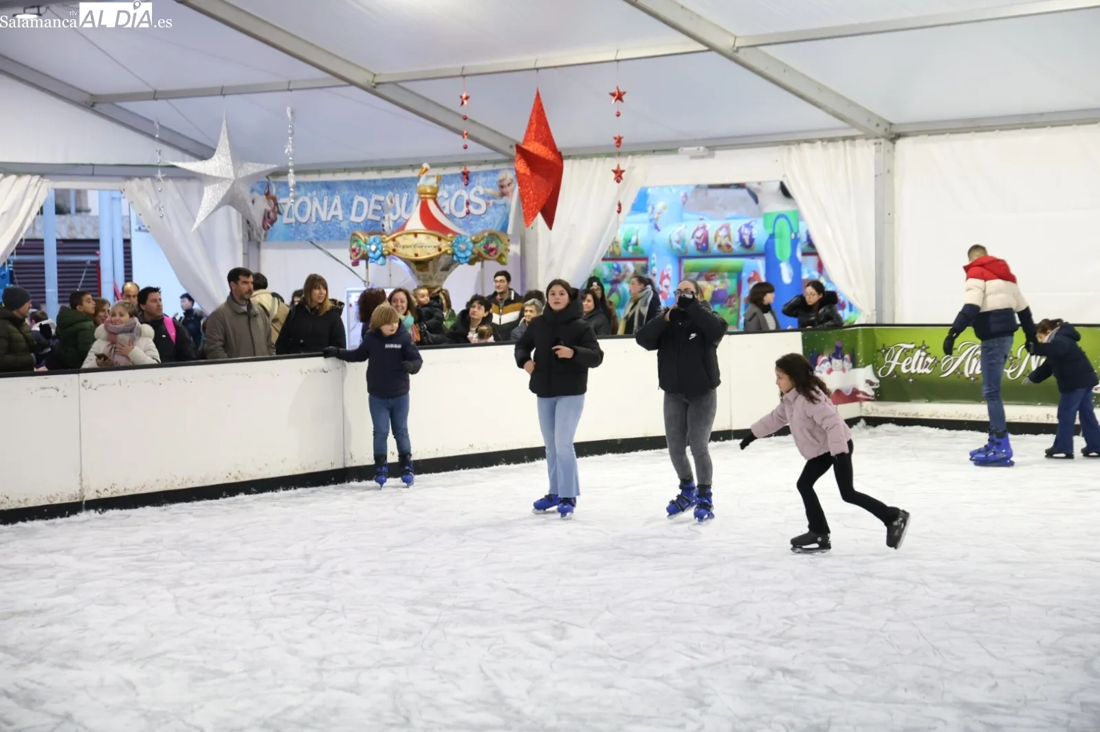 Salmantinos en la pista de hielo | Fotos: David Sañudo