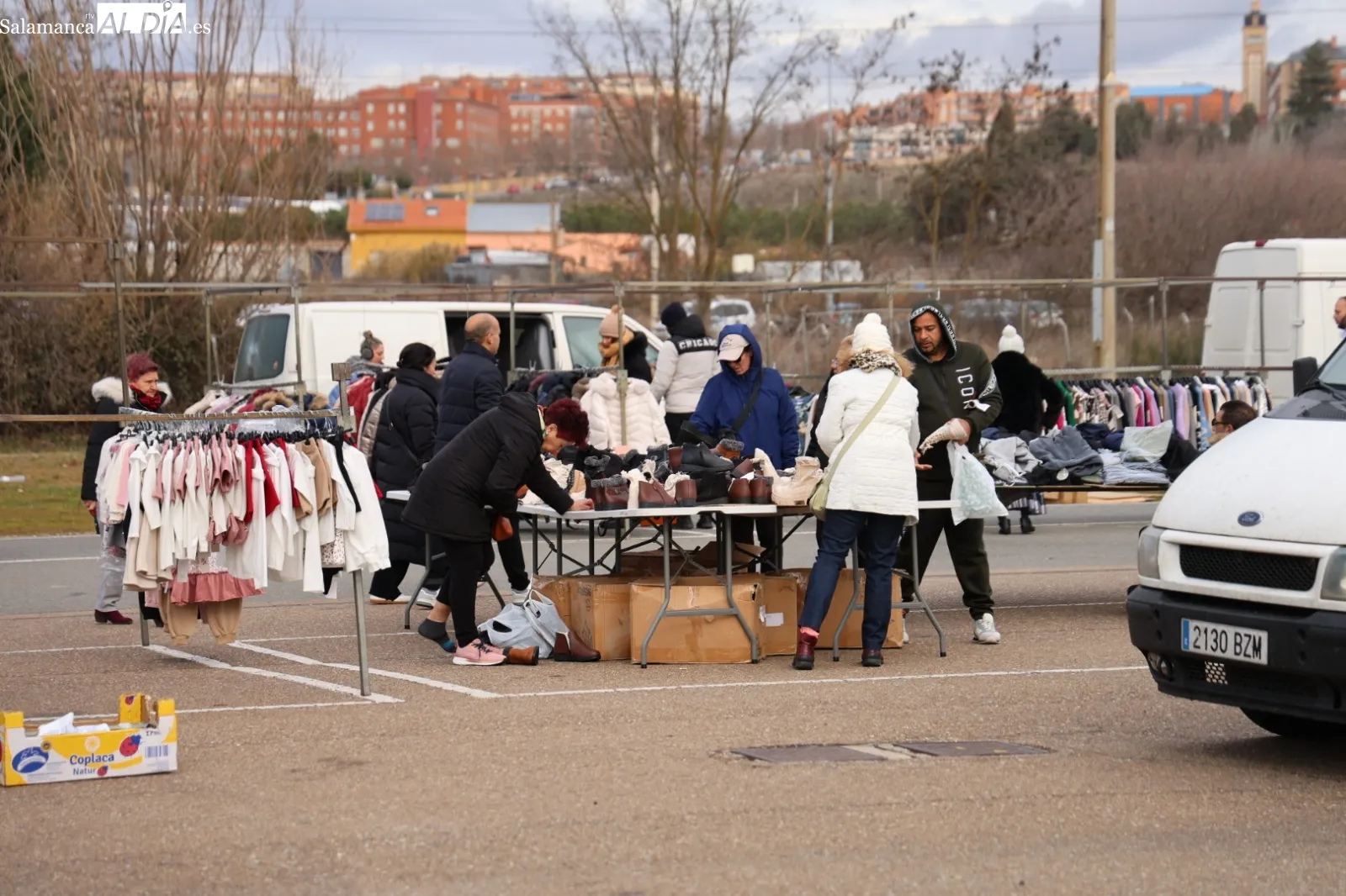 Salmantinos en el Rastro para últimas compras de Reyes | Fotos: David Sañudo
