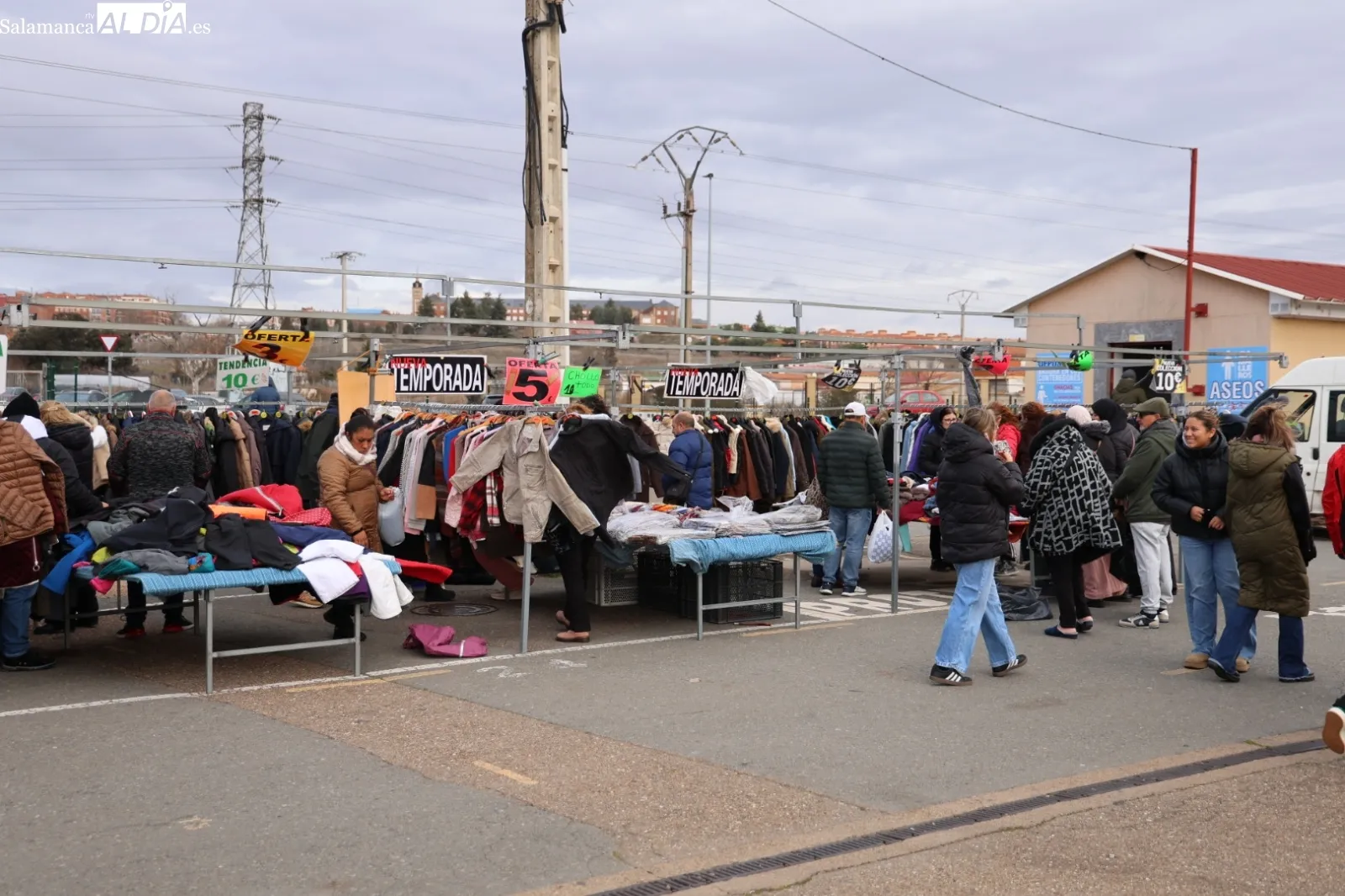 Salmantinos en el Rastro para últimas compras de Reyes | Fotos: David Sañudo