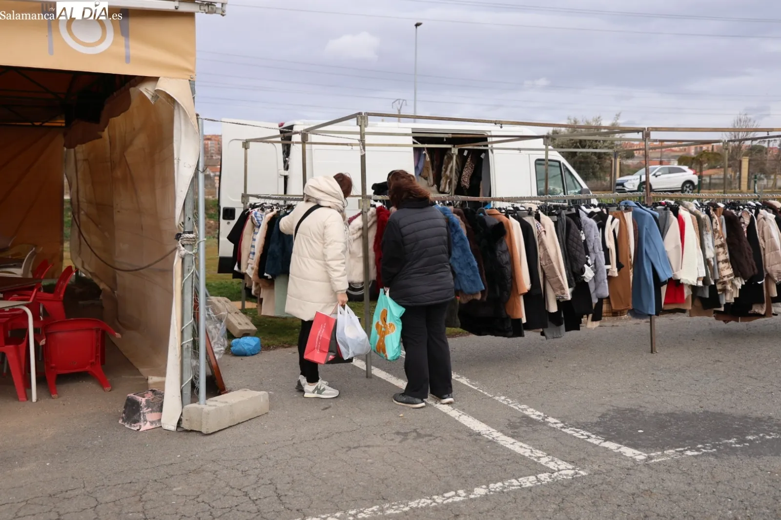 Salmantinos en el Rastro para últimas compras de Reyes | Fotos: David Sañudo