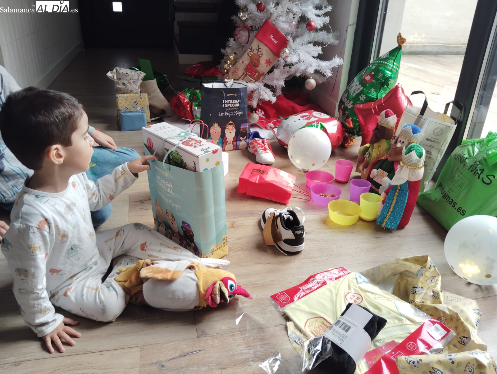 Los Reyes Magos llenan de regalos los hogares de Salamanca (FOTOS)