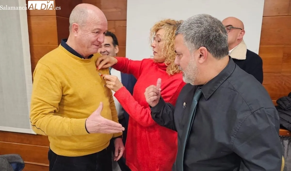 Finalmente, tenía lugar un intercambio de regalos y el agradecimiento del autor por la invitación recibida por el Rotary Club Salamanca- Plaza Mayor