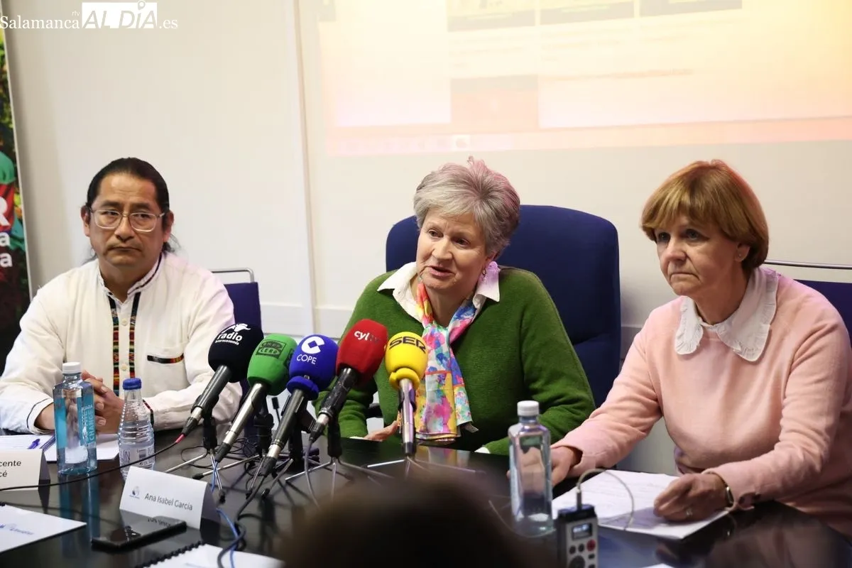 Carlos Vicente Alconcé, Ana Isabel García y Rosa Pérez, en la presentación de la campaña 2025 de Manos Unidas Salamanca. Foto de David Sañudo
