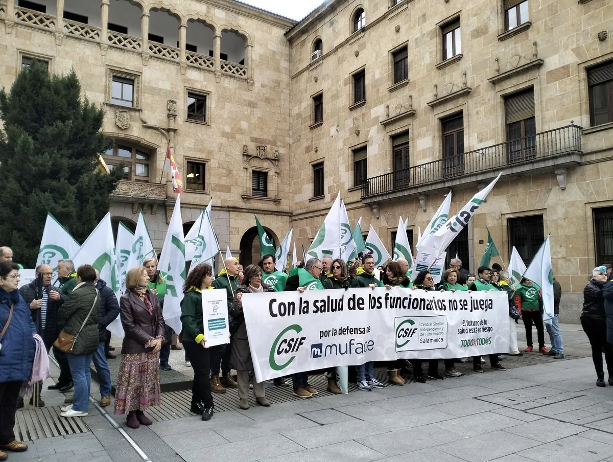 CSIF se concentraba en la Gran Vía para exigir la resolución del concierto de MUFACE y una subida salarial para los empleados públicos