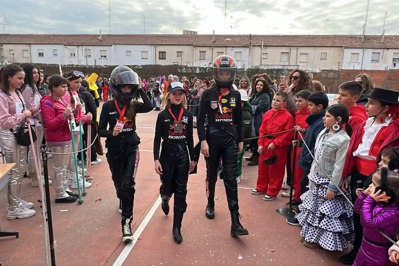 Foto 2 - Multitudinaria y sorprendente fiesta de carnaval en el colegio La Encarnaci&oacute;n