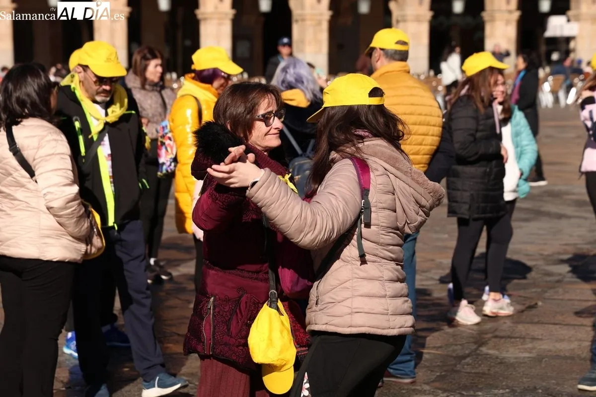 Salamanca se tiñe de amarillo con la marcha solidaria de AERSCYL | FOTOS: David Sañudo 