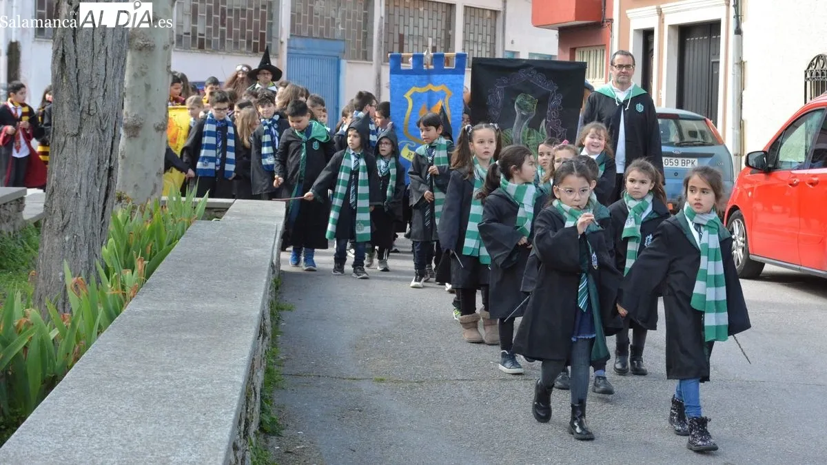 Los escolares disfrazados de Harry Potter hicieron un pasacalles por el centro de Lumbrales