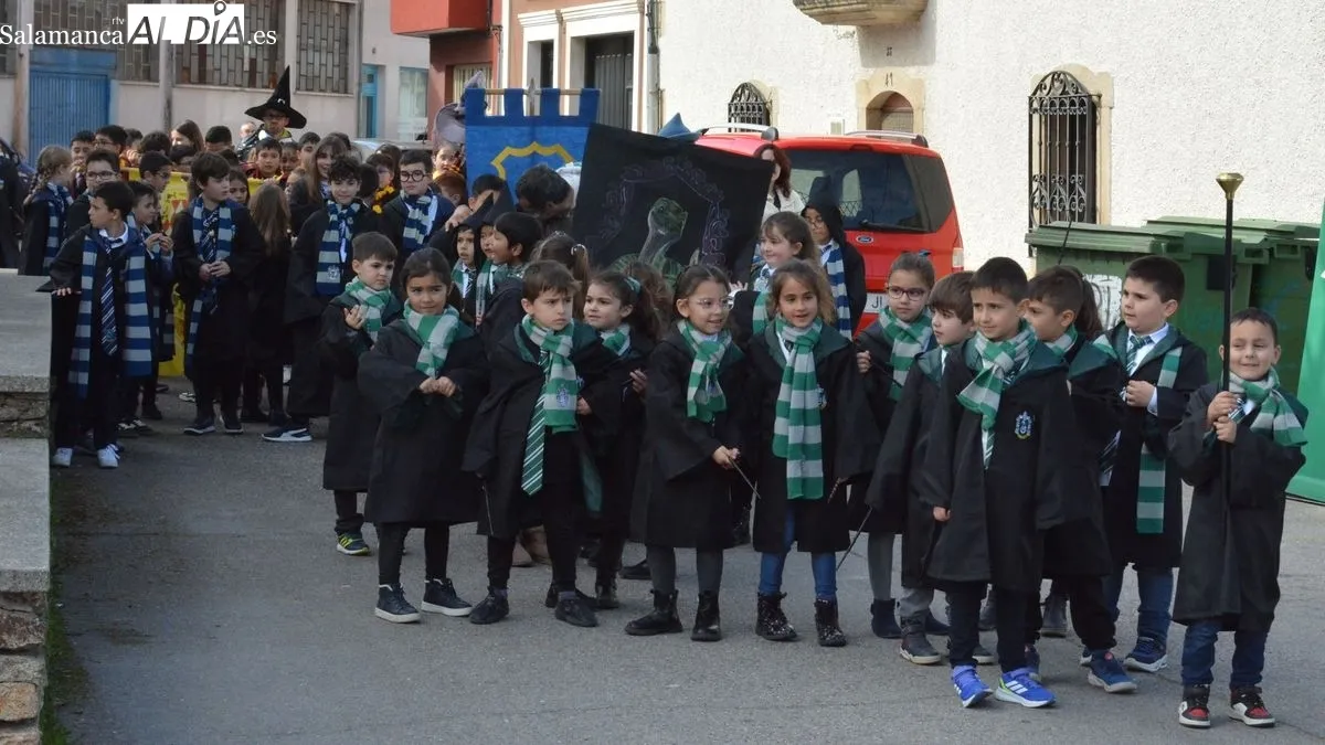 Los escolares disfrazados de Harry Potter hicieron un pasacalles por el centro de Lumbrales