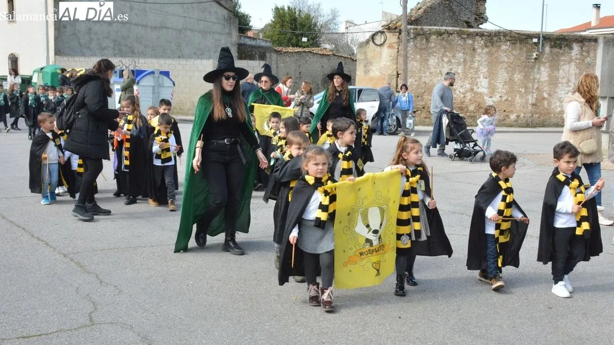 Los escolares disfrazados de Harry Potter hicieron un pasacalles por el centro de Lumbrales